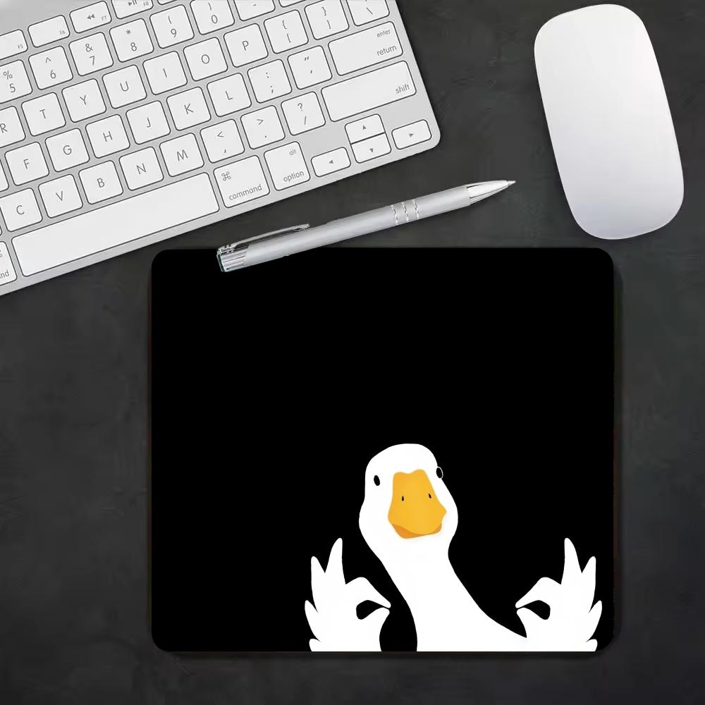 Desk Setup Black - لوحة ماوس صغيرة بنمط الإوزة البيضاء