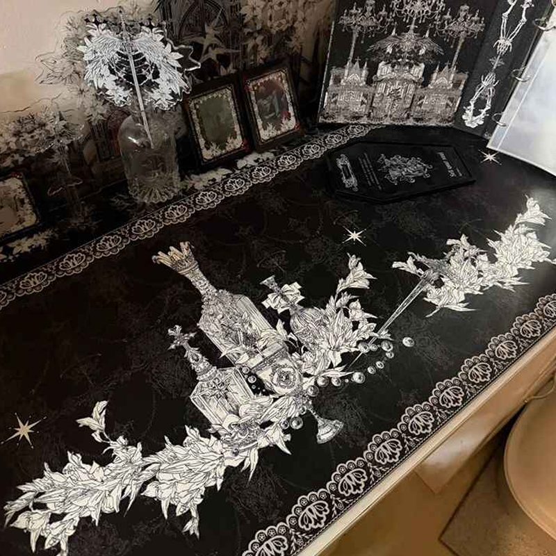 Desk Setup Black - لوحة ماوس بتصميم مبنى قوطي من