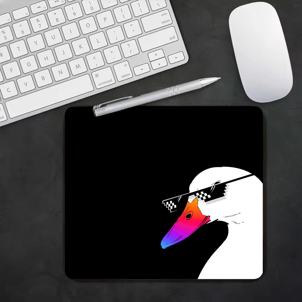 لوحة ماوس صغيرة بنمط الإوزة ال - مراجعة Desk Setup Black وسعره